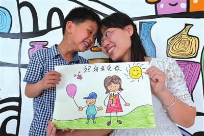 渚河路小学的小学生王梓贤为妈妈王宁绘制了一幅《妈妈我爱你》的画